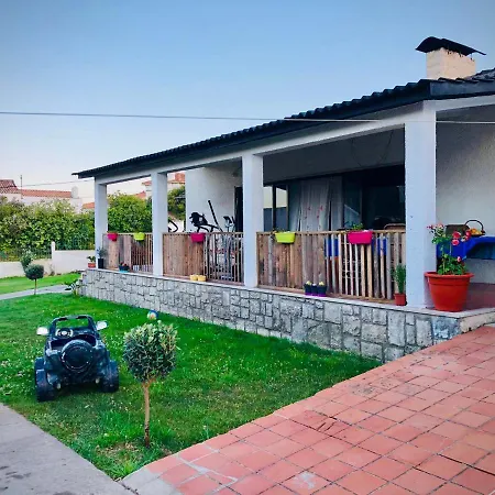 Casa Do Trevo Rum i privatbostad Salir de Porto